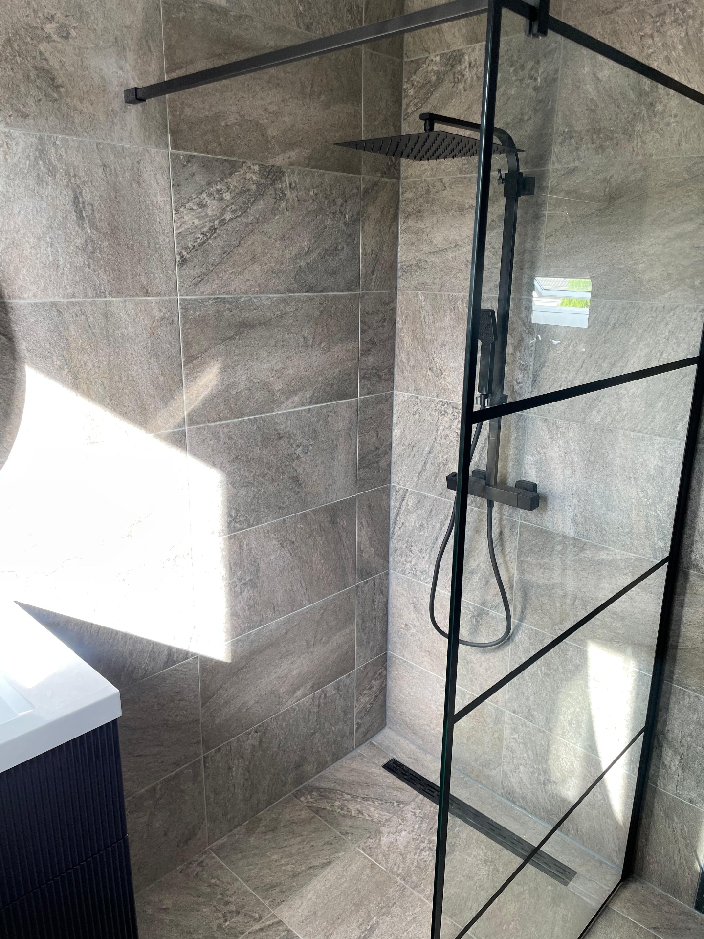 Walk-in douche met natuursteenlook