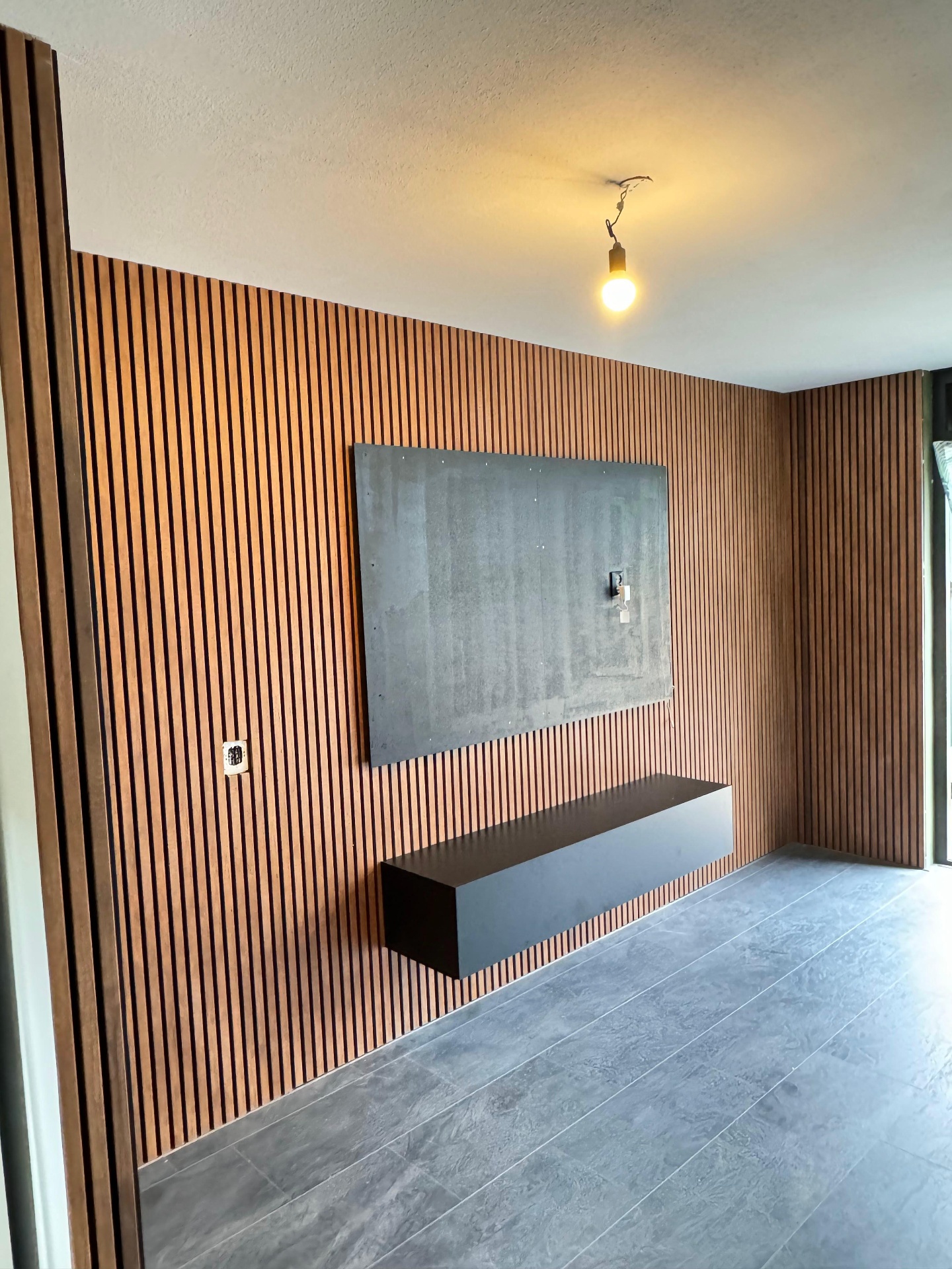 Maatwerk houten TV-wand met betonlook