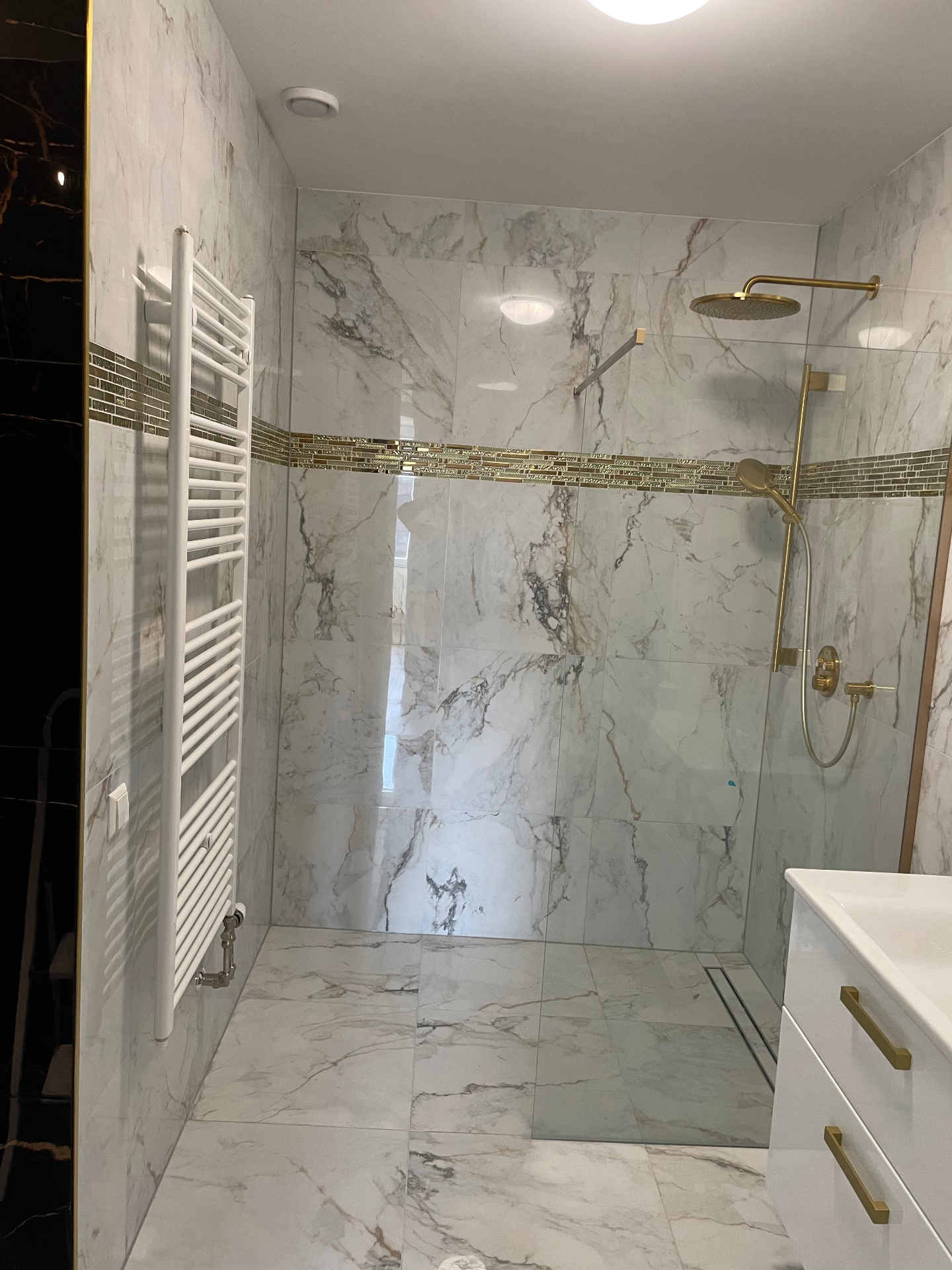 Marmer douche met goudaccenten